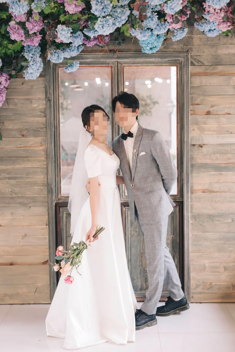 결혼식 복장의 두 사람